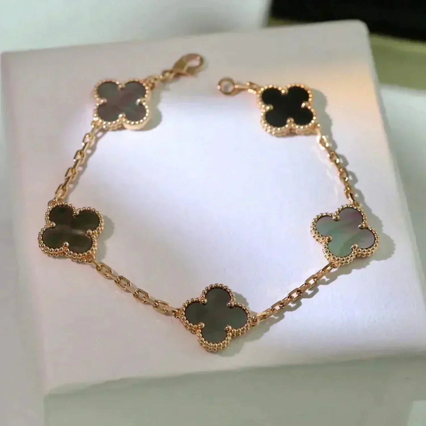 [Vicky]CLOVER 5 MOTIF GRAY MOP  BRACELET