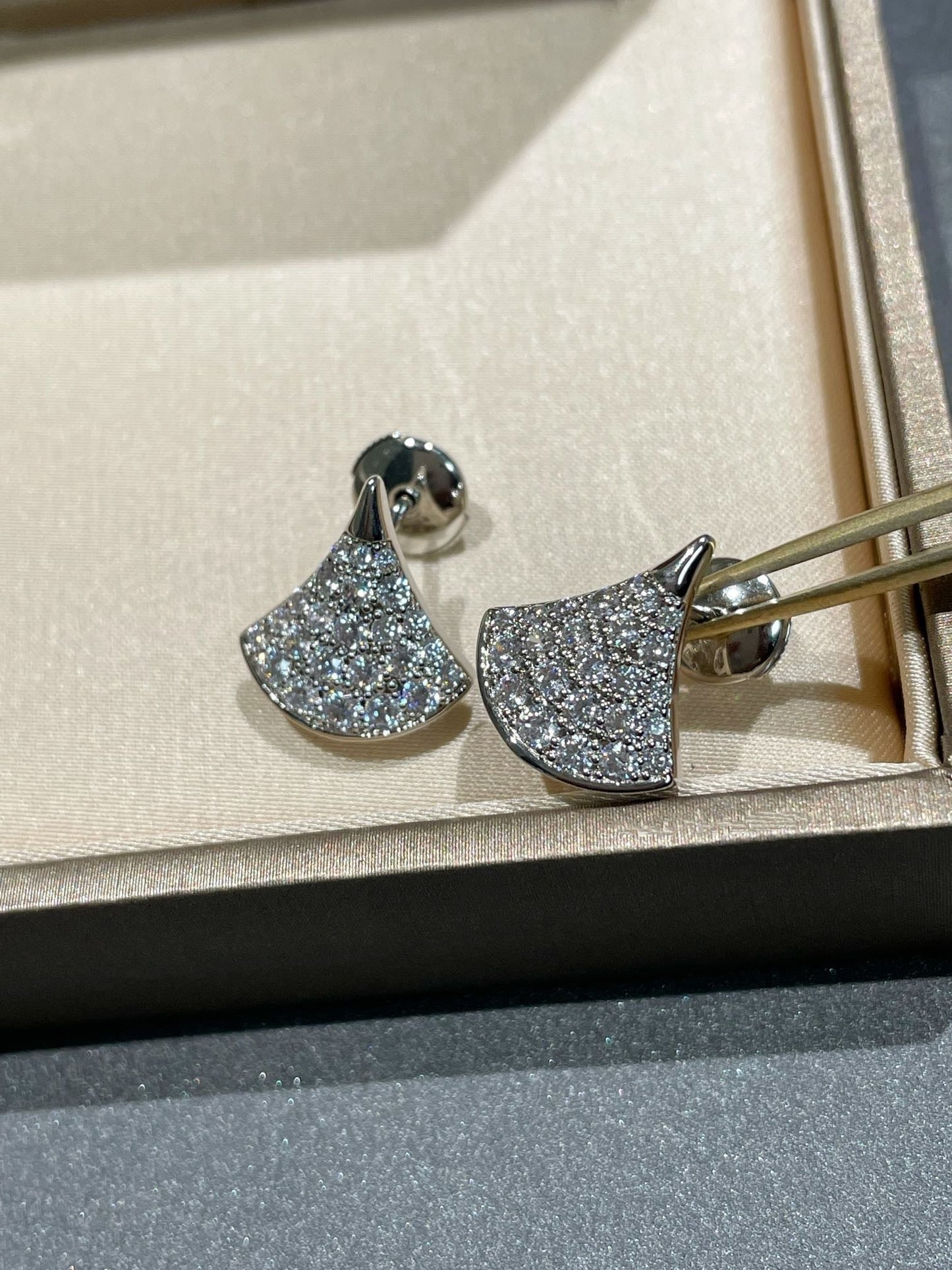 [Vicky]DREAM STUD EARRINGS DIAMOND