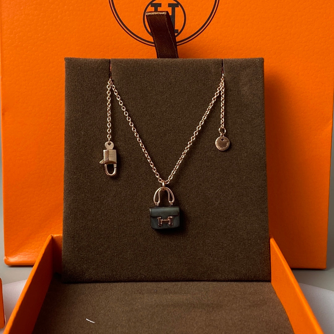 [Vicky]CONSTANCE BLACK PEDANT PINK GOLD NECKLACE