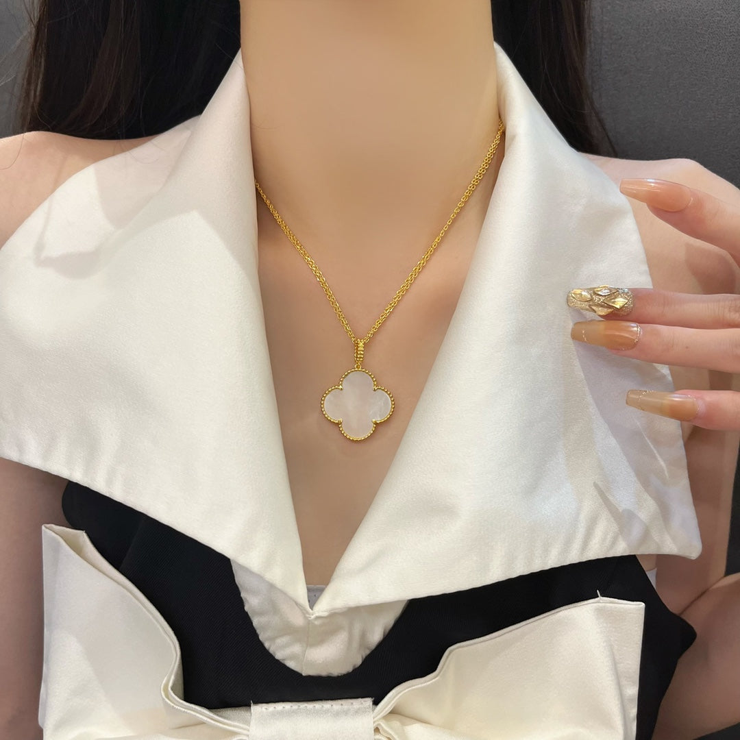 [Vicky]CLOVER 25MM MOP LARGE PENDANT NECKLACE