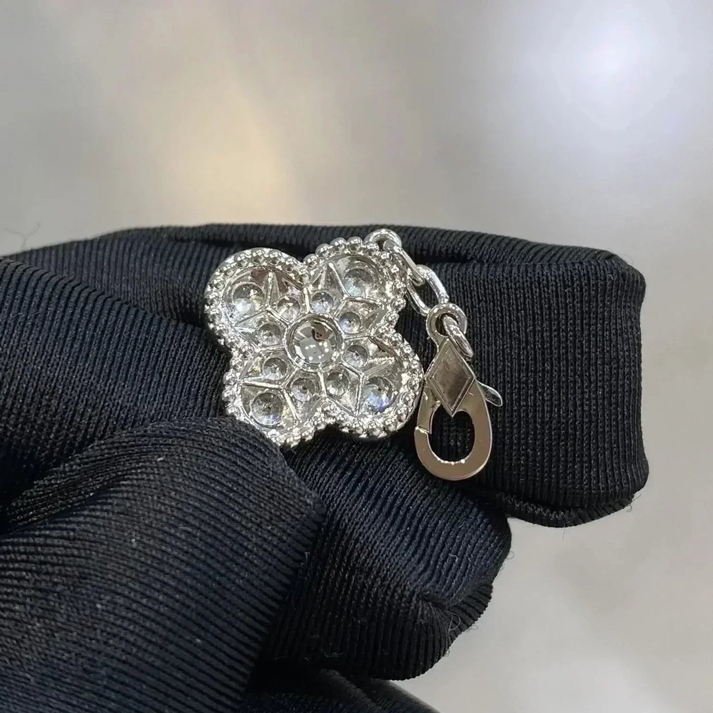 [Vicky] CLOVER 5 MOTIF FULL DIAMOND BRACELET COLLECTION