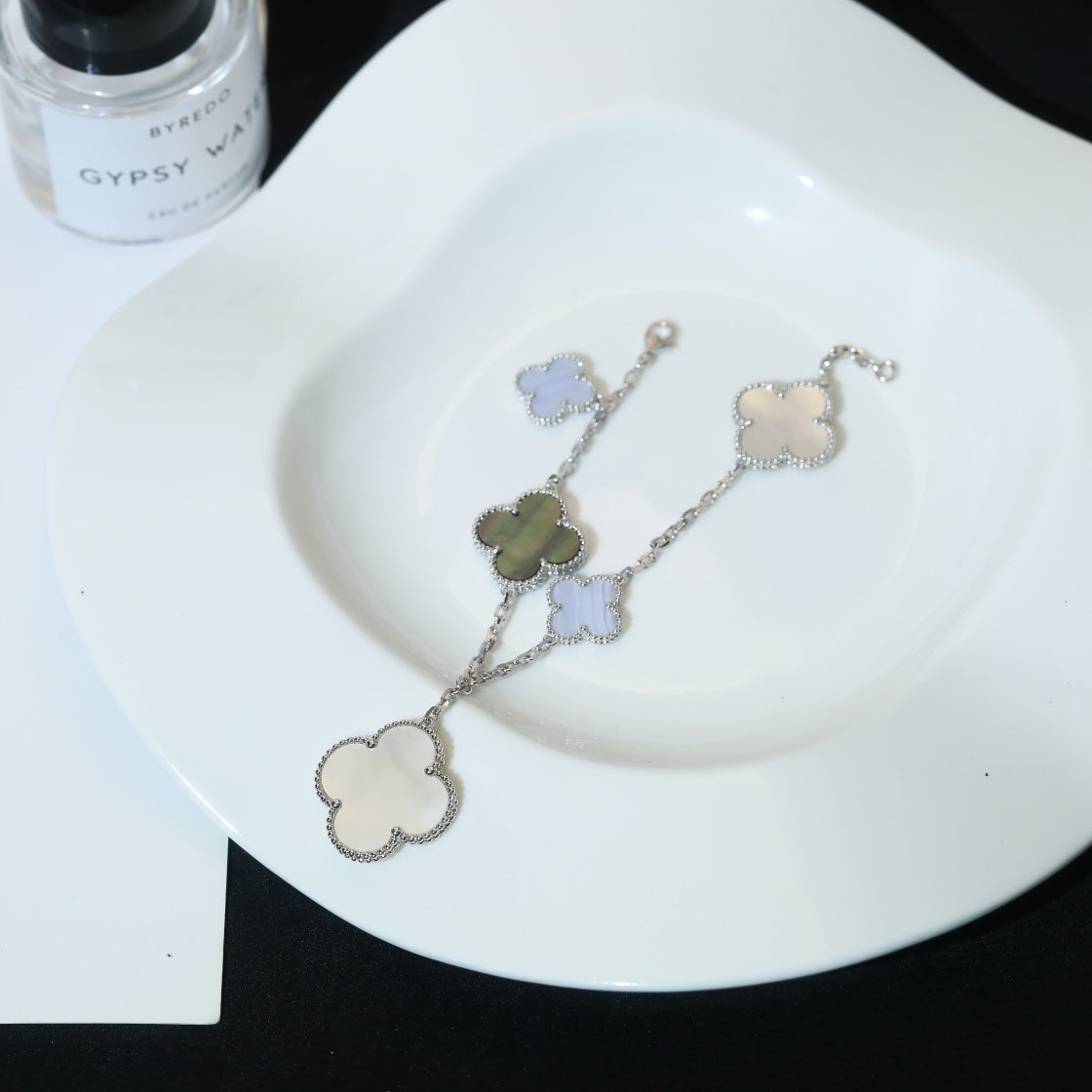 [Vicky]CLOVER BRACELET 5 MOTIFS MOP CHALCEDONY SILVER
