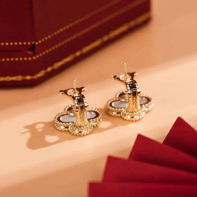 [Vicky]CLOVER MEDIUM 1 MOTIFS  WHITE MOP STUD EARRINGS