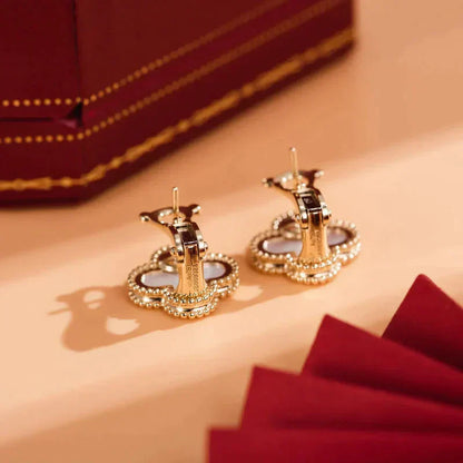 [Vicky]CLOVER MEDIUM 1 MOTIFS  WHITE MOP STUD EARRINGS