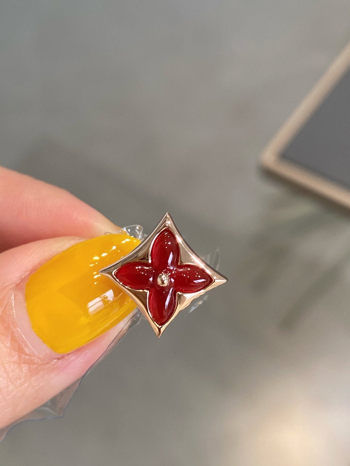 [Vicky]Ohrstecker mit Stern und Sonne, Roségold, Karneol