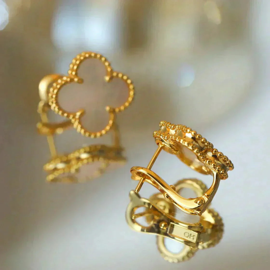 [Vicky]CLOVER MEDIUM 1 MOTIFS  WHITE MOP STUD EARRINGS