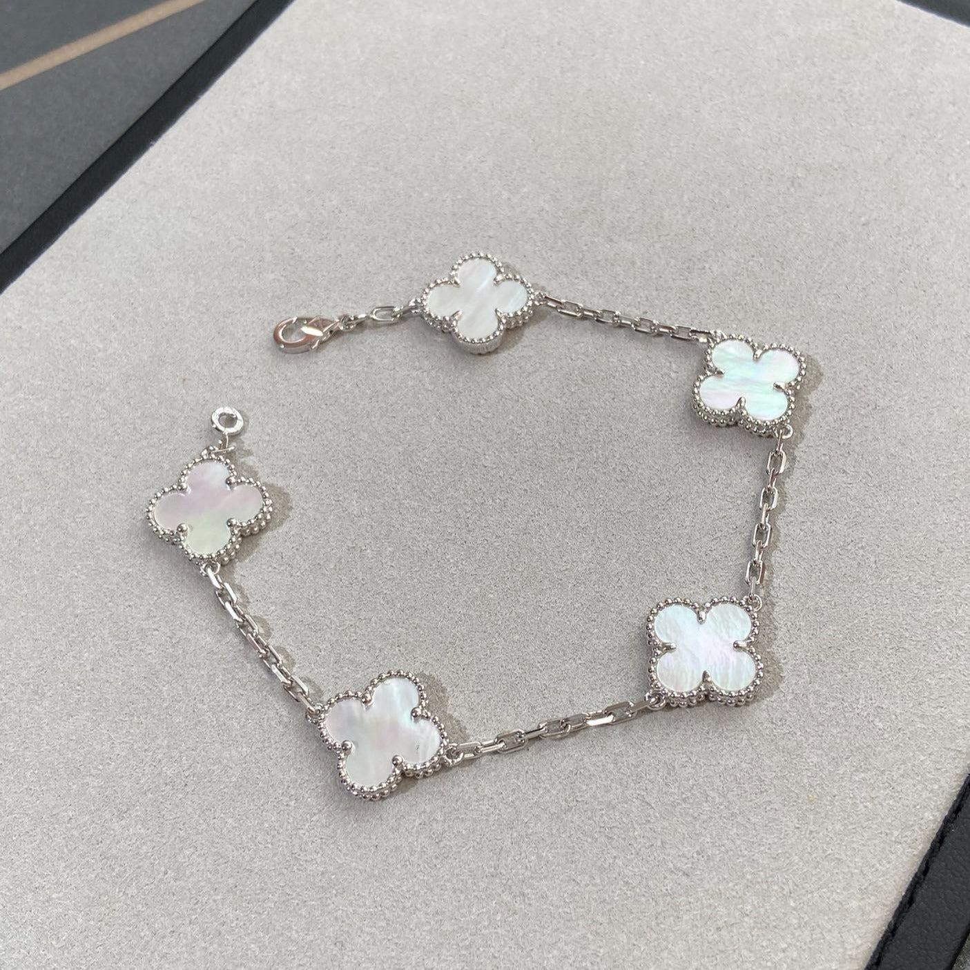 [Vicky]CLOVER SILVER MOP 5 MOTIF BRACELET