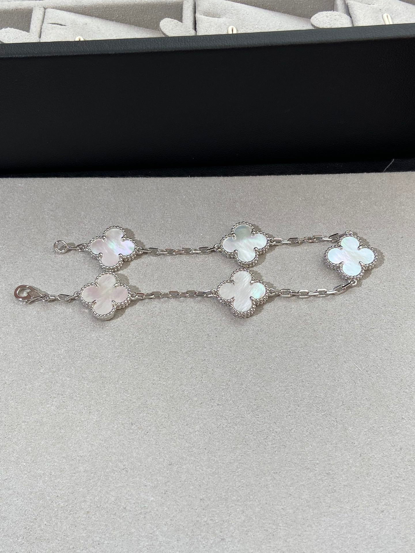 [Vicky]CLOVER SILVER MOP 5 MOTIF BRACELET