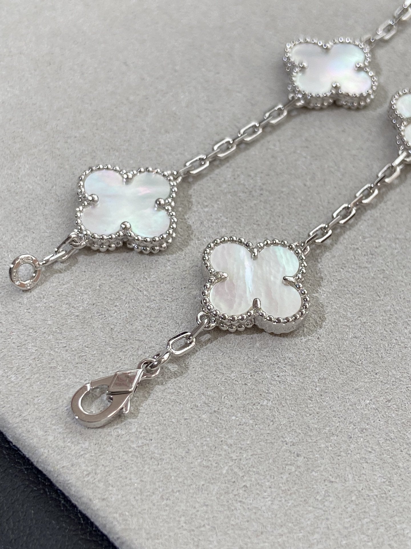 [Vicky]CLOVER SILVER MOP 5 MOTIF BRACELET