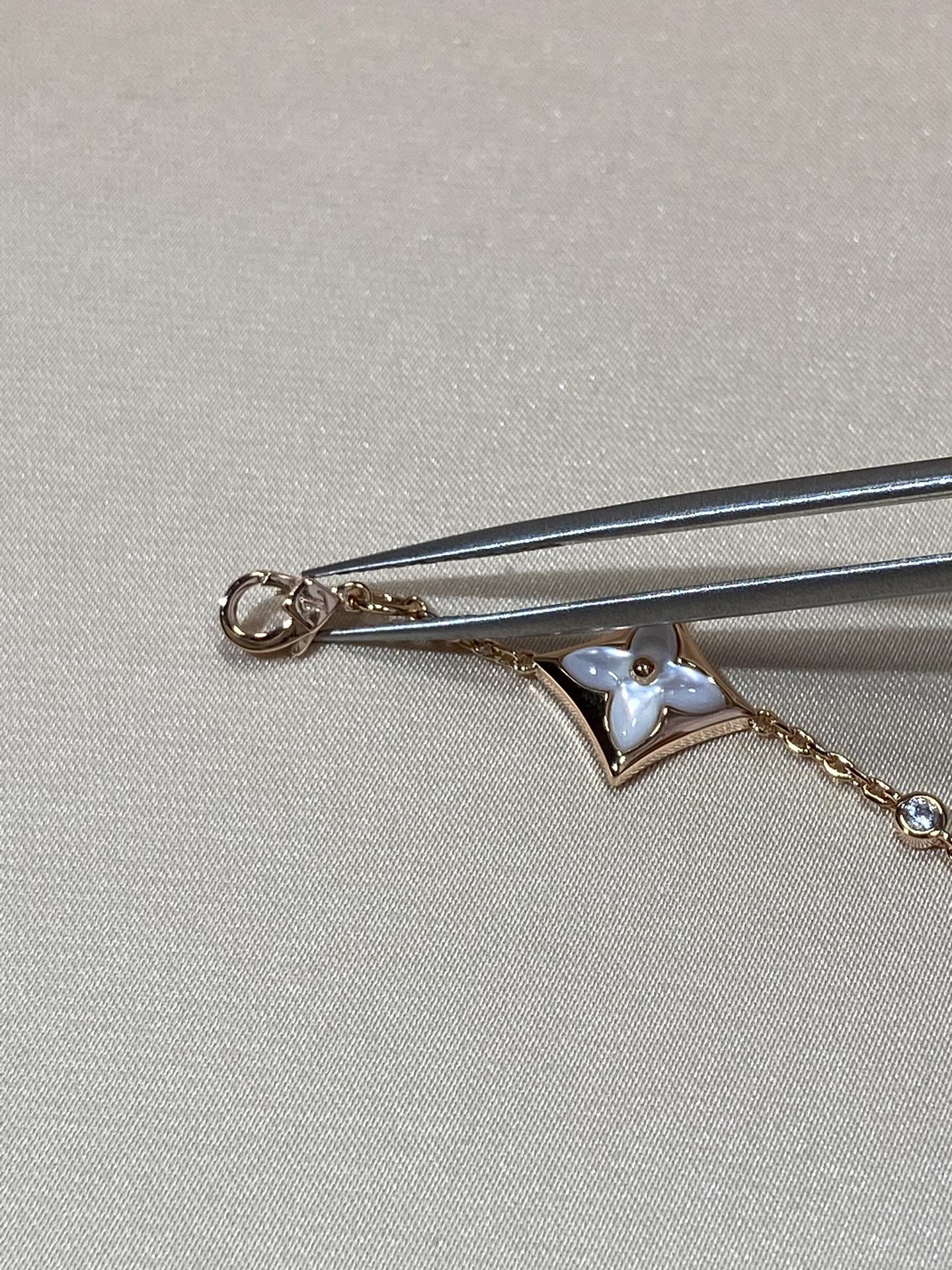 [Vicky]Armband mit Sternmotiv und vier Mops-Diamanten in Roségold