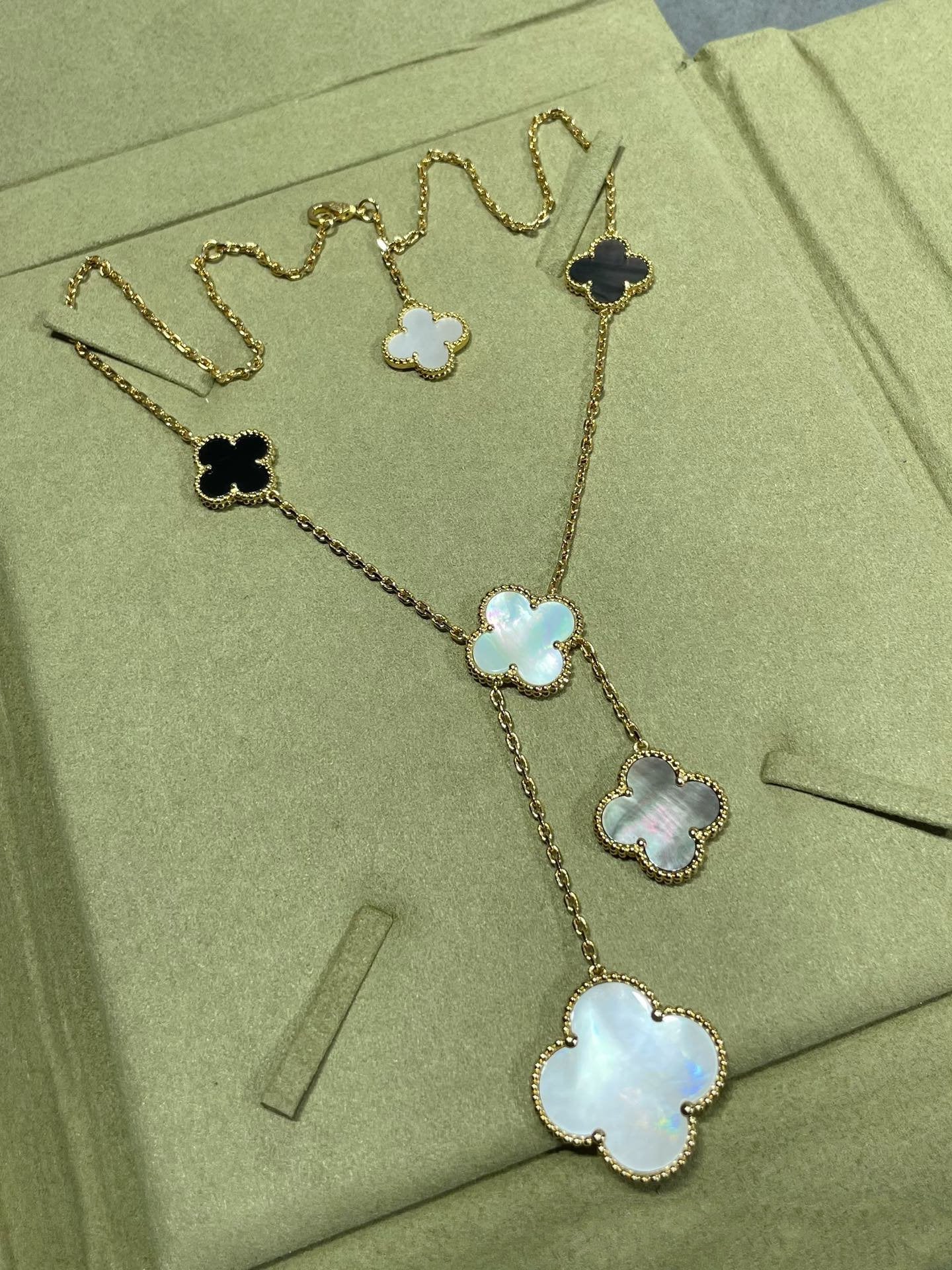 [Vicky]CLOVER 6 MOTIF MOP ONYX GOLD NECKLACE