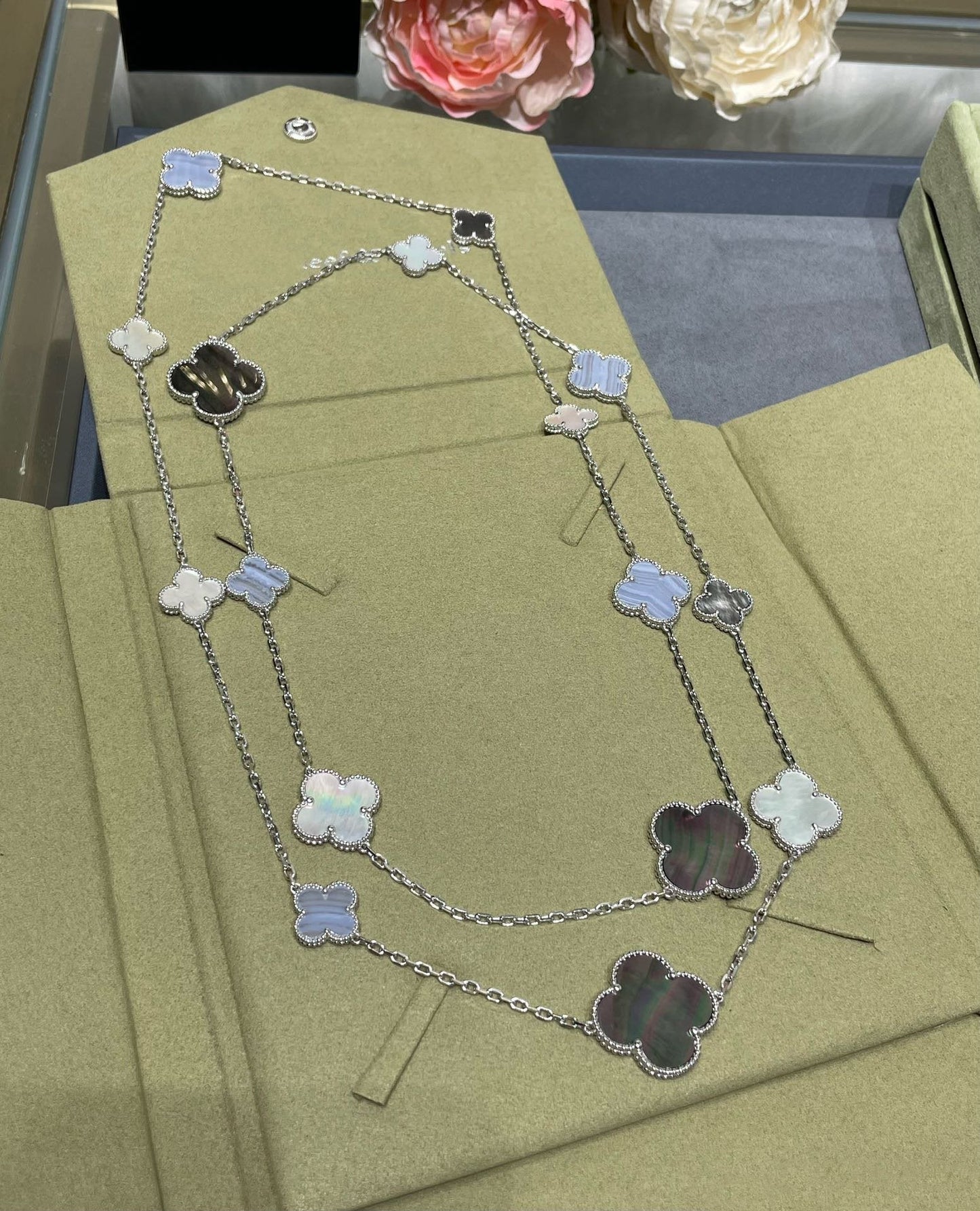 [Vicky]CLOVER 16 MOTIF CHALCEDONY MOP SILVER NECKLACE