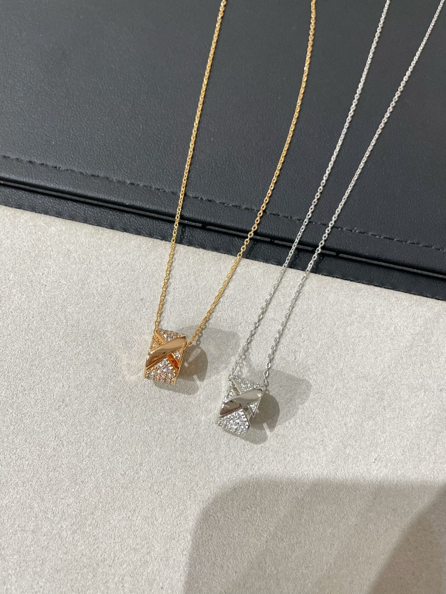 [Vicky] LIENS EVIDENCE DIAMANT-HALSKETTE