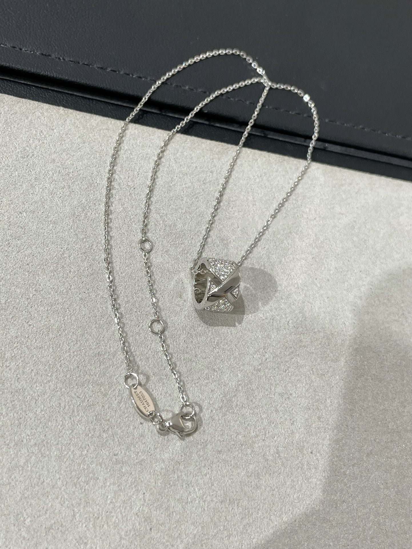 [Vicky] LIENS EVIDENCE DIAMANT-HALSKETTE
