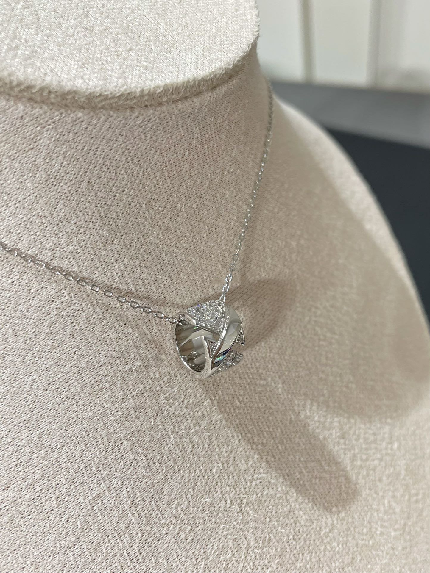 [Vicky] LIENS EVIDENCE DIAMANT-HALSKETTE
