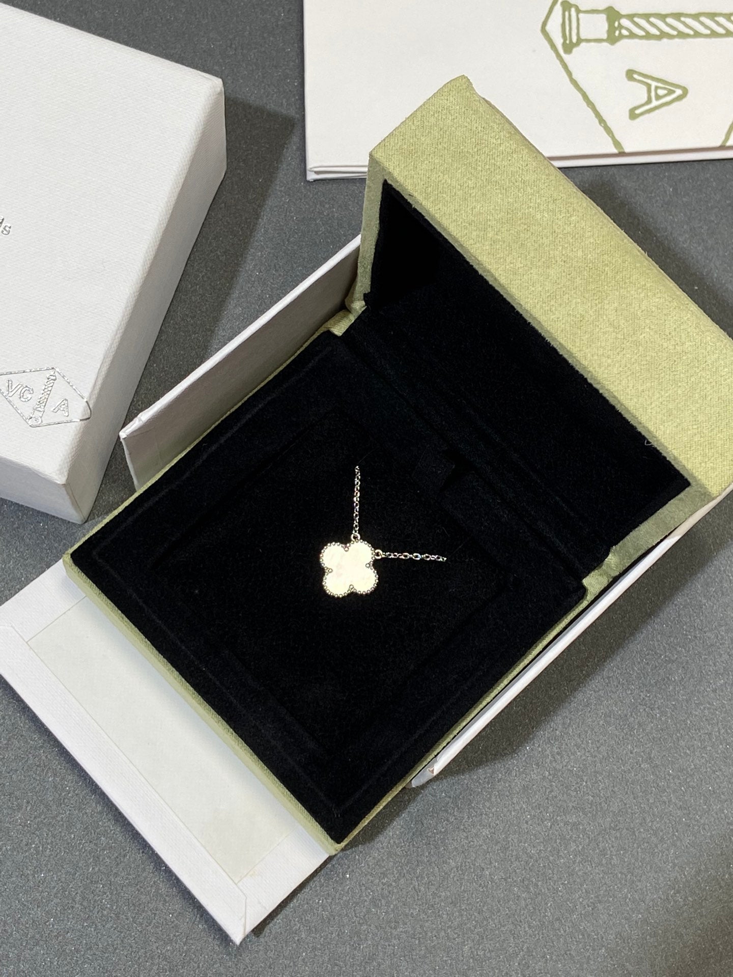 [Vicky]CLOVER MEDIUM SILVER WHITE MOP NECKLACE