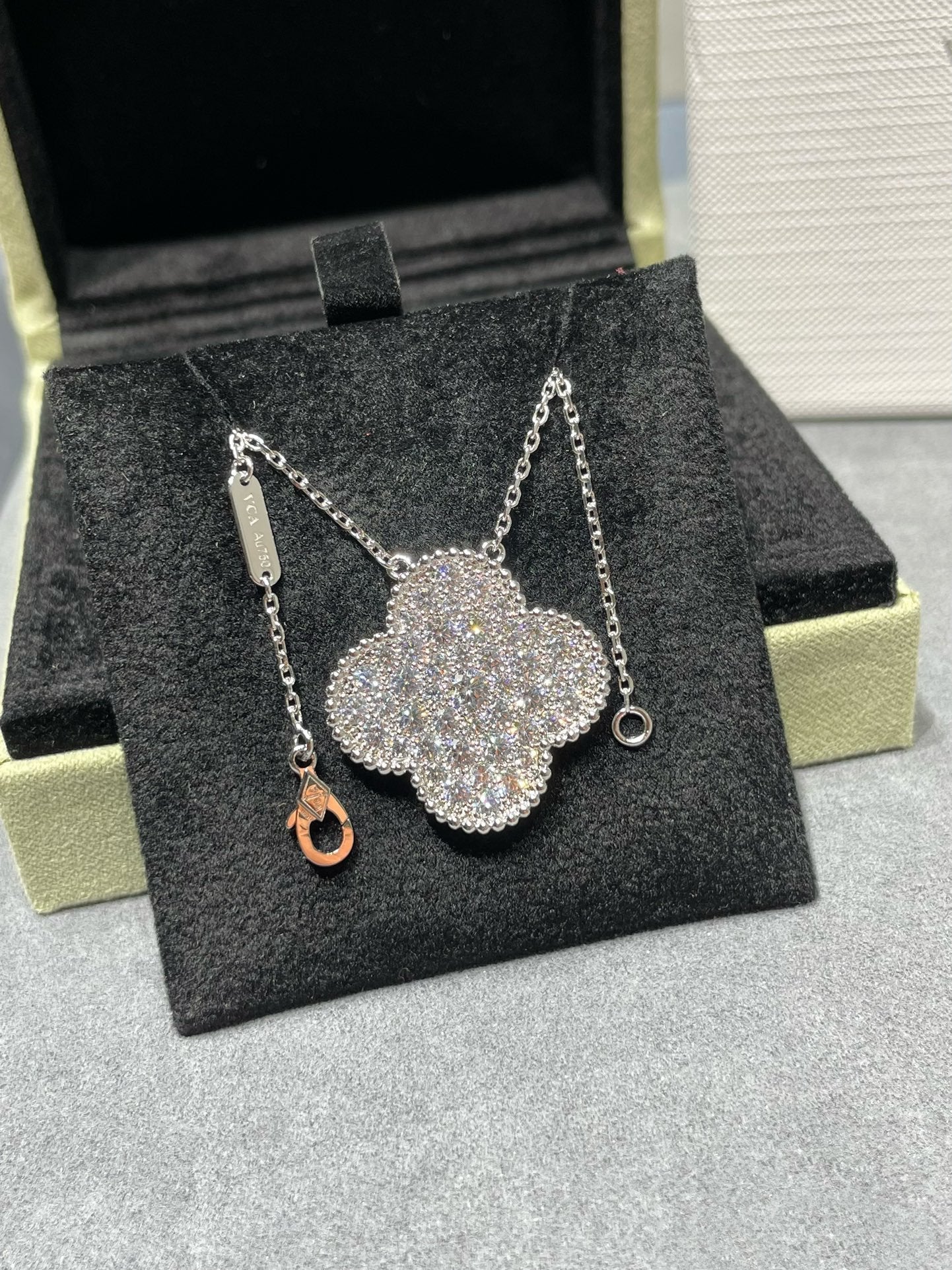 [Vicky]CLOVER 25MM LARGE PENDANT DIAMOND PAVED SILVER NECKLACE