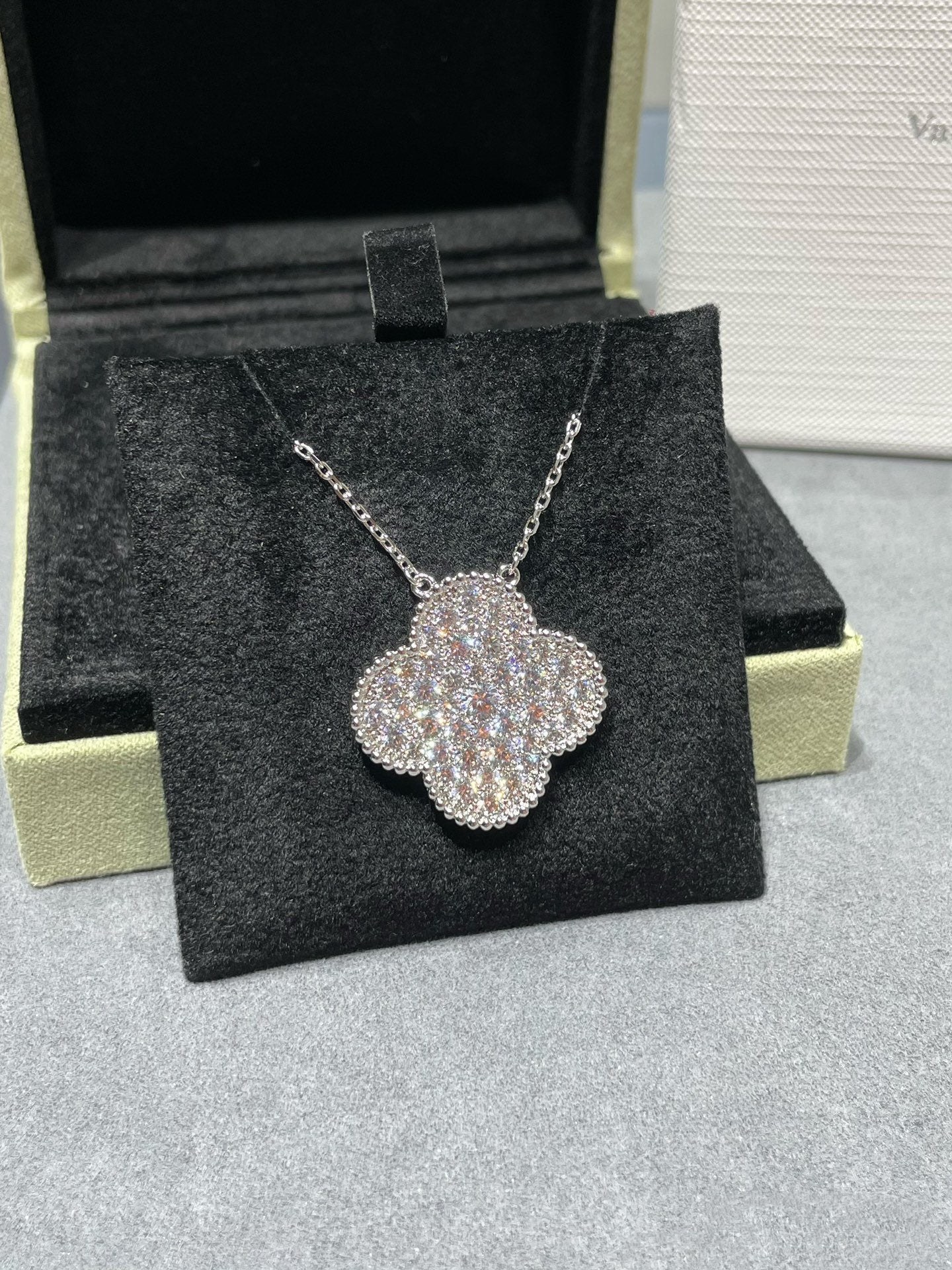 [Vicky]CLOVER 25MM LARGE PENDANT DIAMOND PAVED SILVER NECKLACE