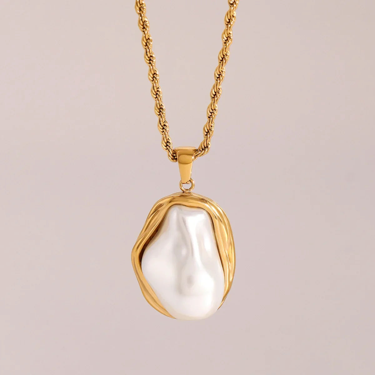 [Royal Vicky]Carly Mother Of Pearl Pendant