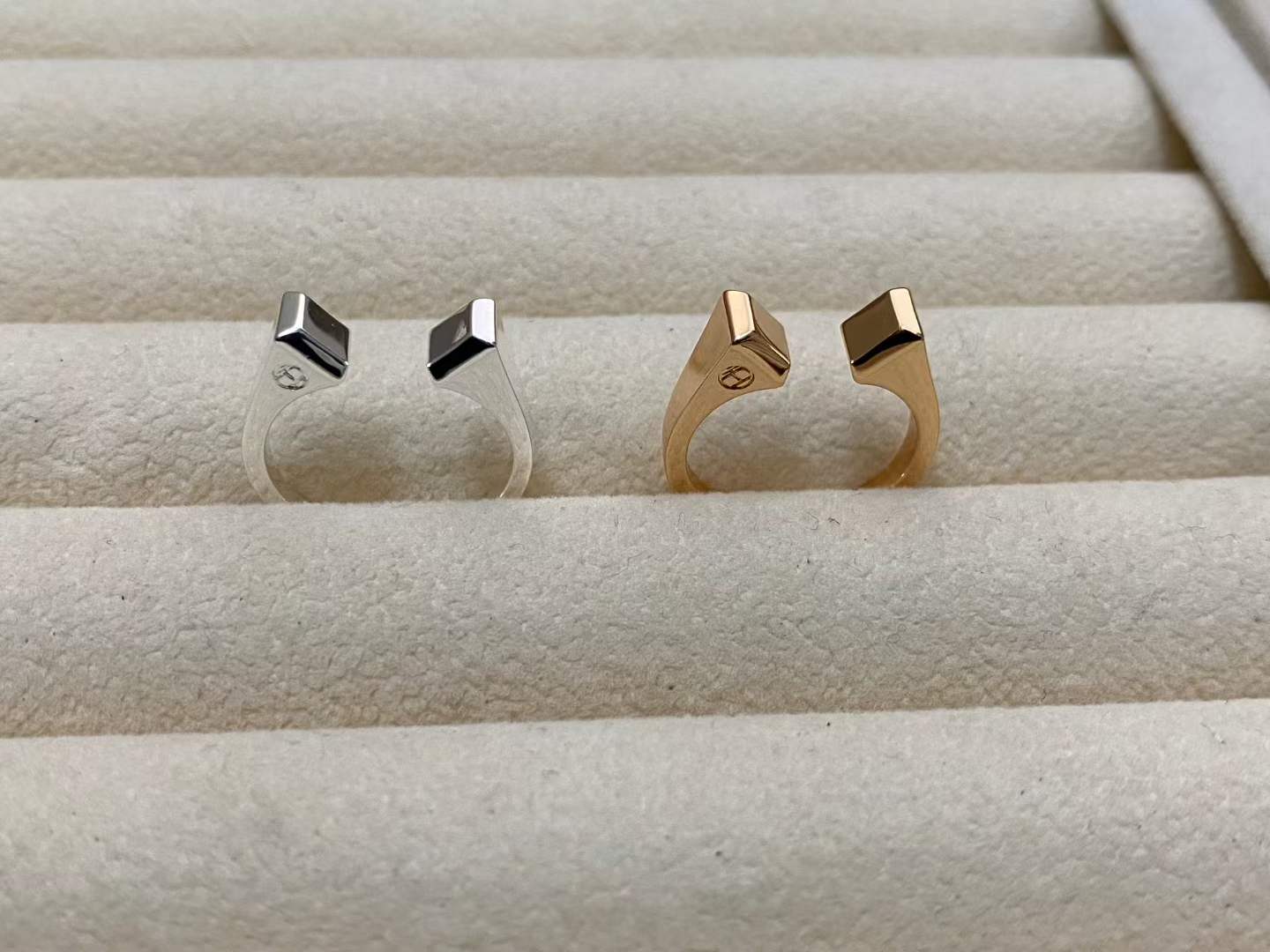 [Vicky]THE CONE RIVET RING IS OPEN AND ONE SIZE FITS ALL