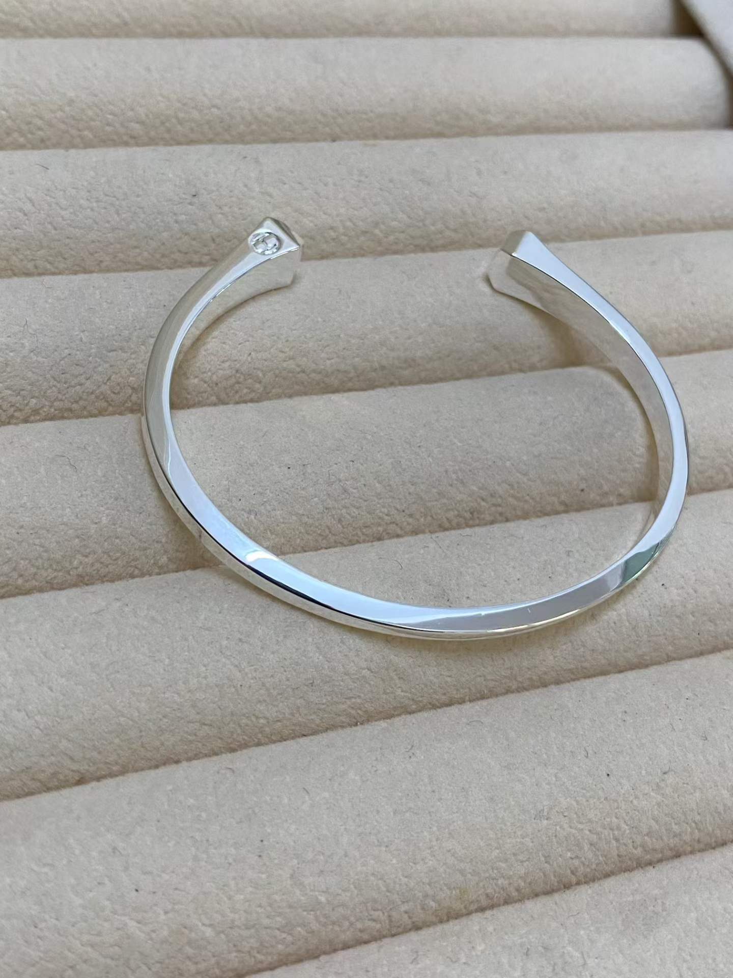 [Vicky]CLOU DE FORGE SQUARE CONE STUDS OPEN CUFF ONE SIZE