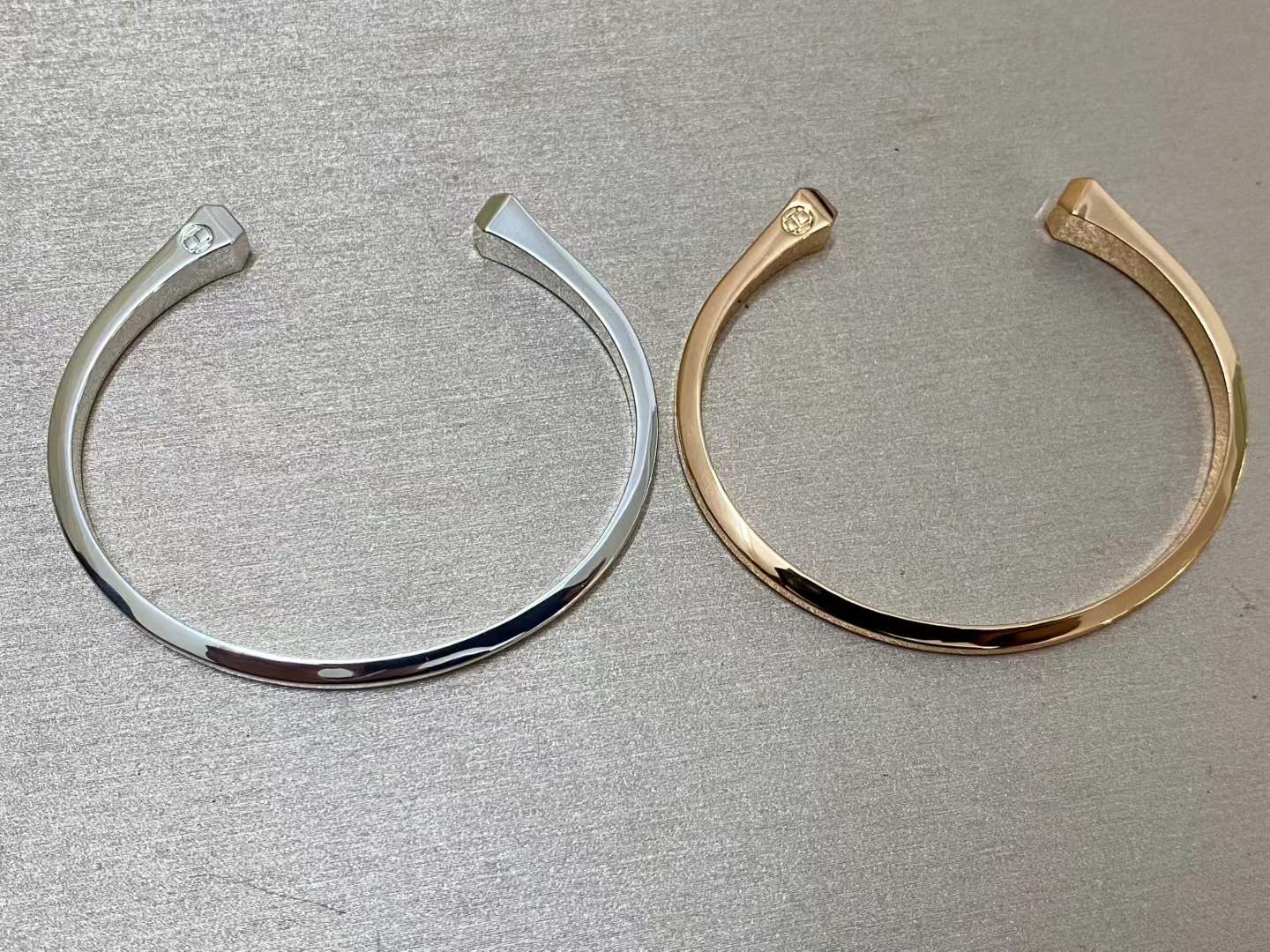 [Vicky]CLOU DE FORGE SQUARE CONE STUDS OPEN CUFF ONE SIZE