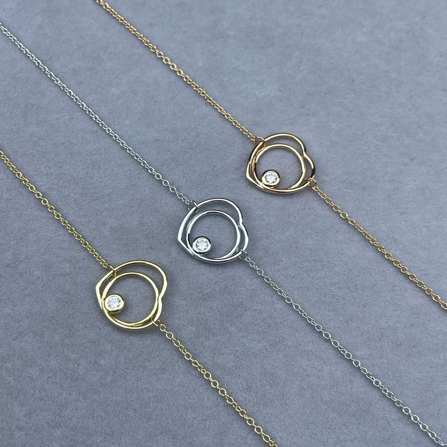 [Vicky]HOLLOW HEART SINGLE DIAMOND BRACELET
