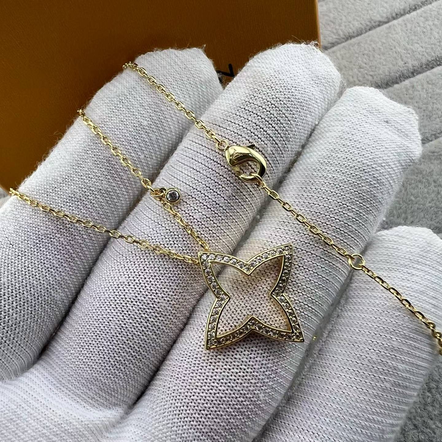 [Vicky]FOUR-LEAF CLOVER OPENWORK NECKLACE