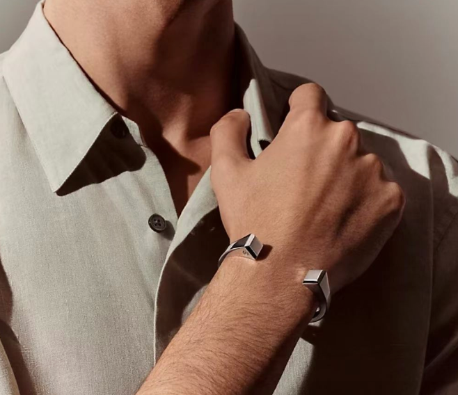 [Vicky]CLOU DE FORGE SQUARE CONE STUDS OPEN CUFF ONE SIZE