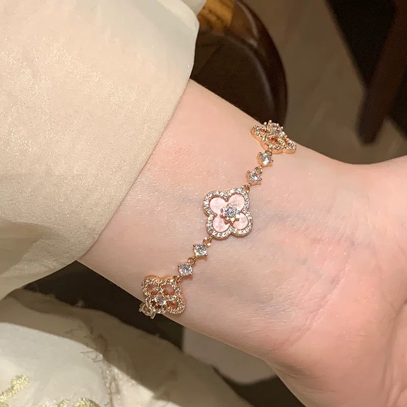 [Vicky ]CLOVER 5 MOTIF PINK BLUE RED WHITE BRACELET