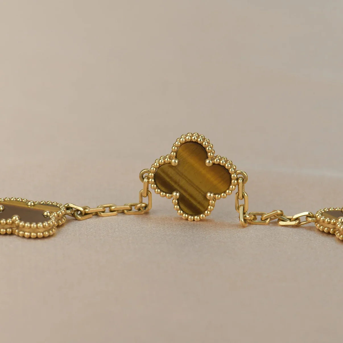 [Vicky] CLOVER 5 MOTIFS TIGER EYE BRACELET COLLECTION