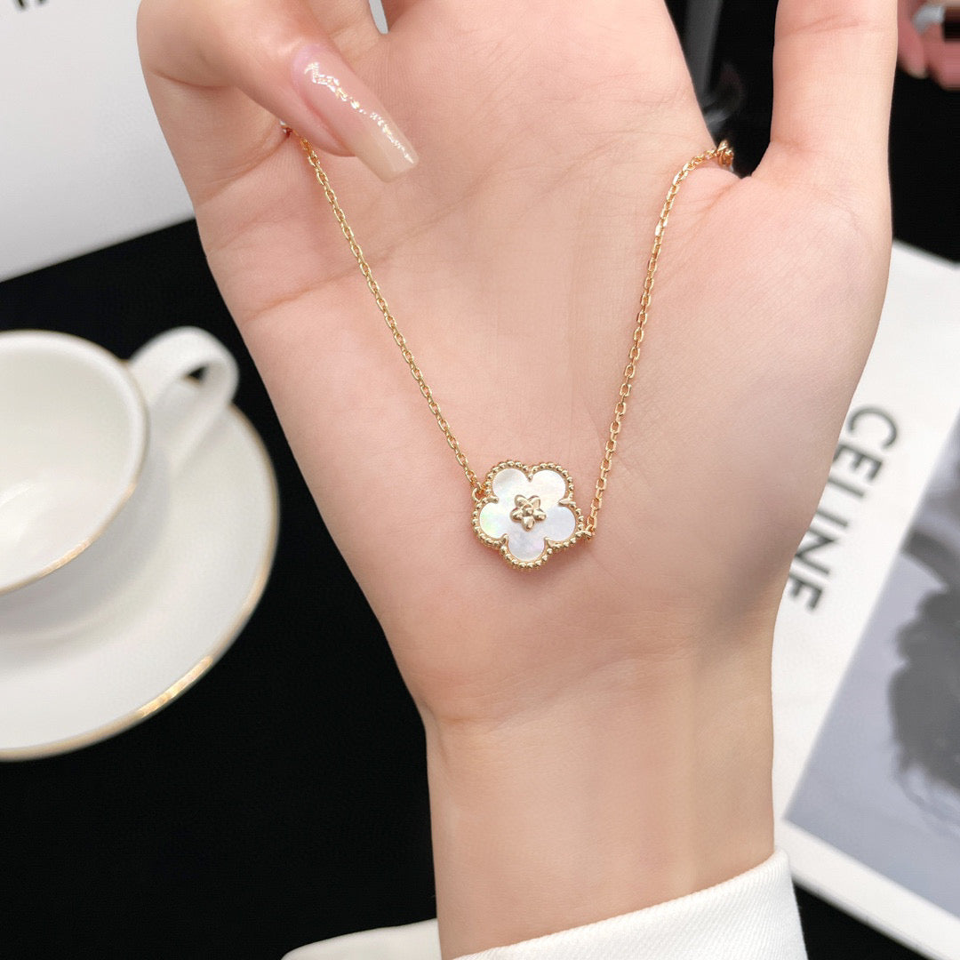 [Royal&Vicky]LUCKY  WHITE MOP  PLUM BLOSSOM NECKLACE