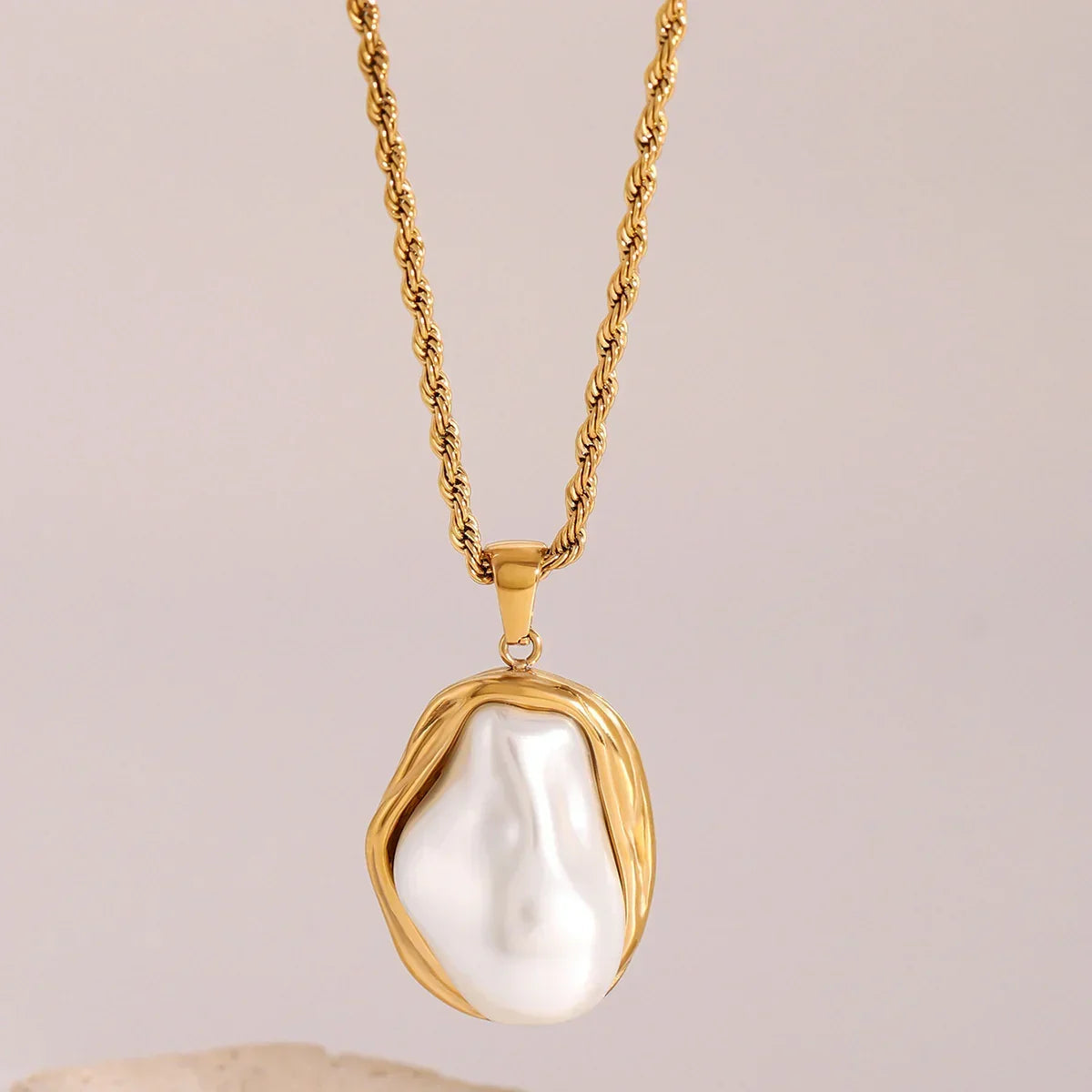 [Royal Vicky]Carly Mother Of Pearl Pendant