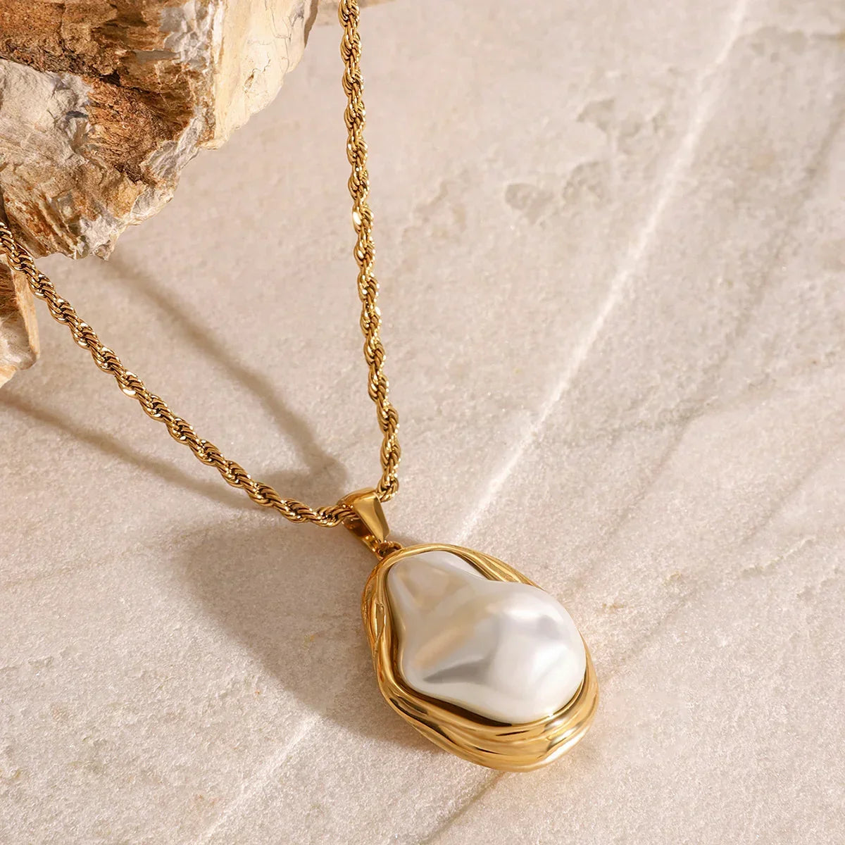 [Royal Vicky]Carly Mother Of Pearl Pendant