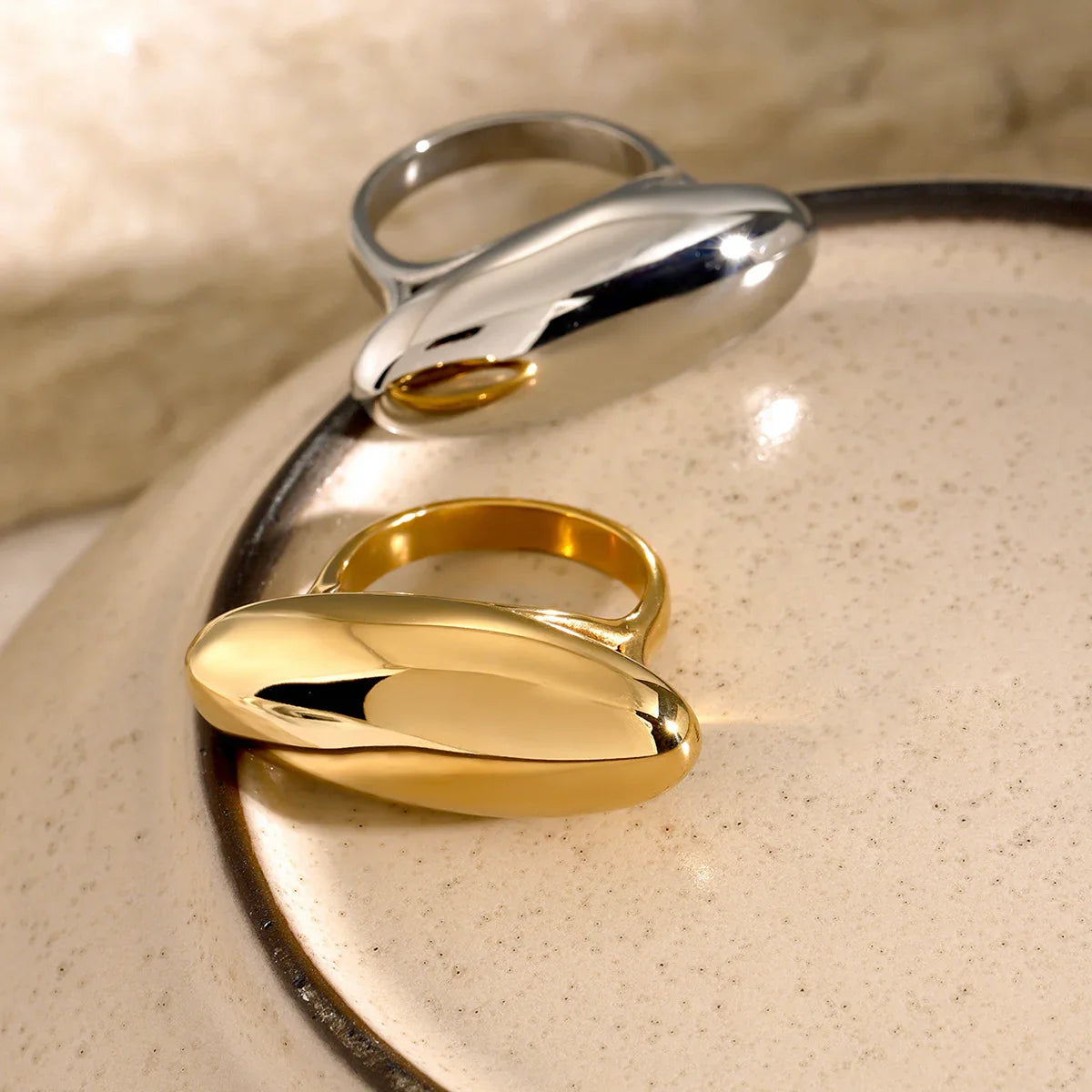 {
  "[Royal&Vicky]Lenora Gold Ring": "[Royal&Vicky]レノラ ゴールドリング"
}