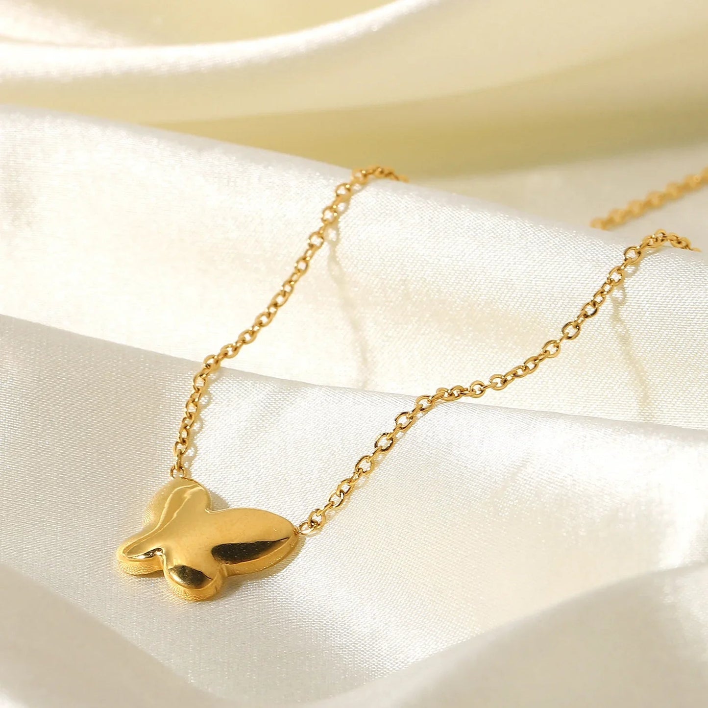 [Royal Vicky]Flutterby Mother of Pearl Necklace