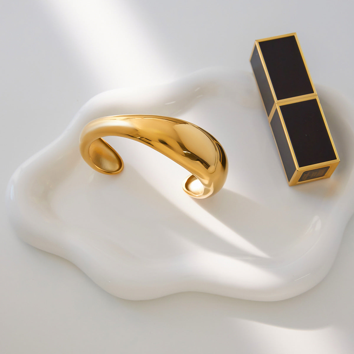 [Royal Vicky]Jessa Sculpted Gold Bangle