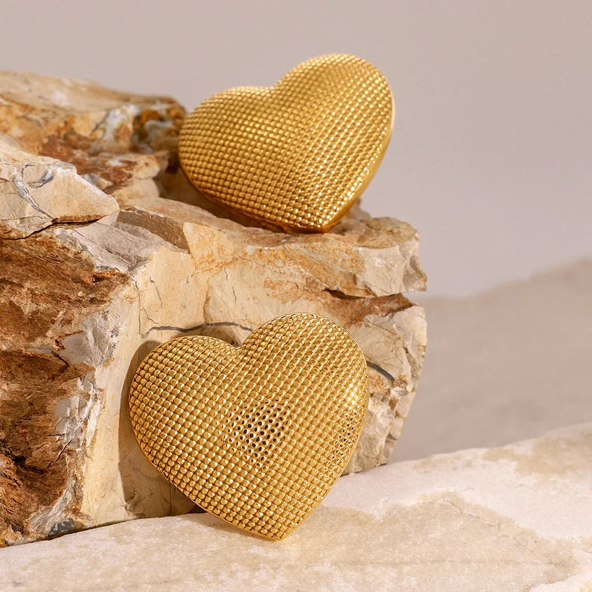 [Royal Vicky]Cecelia Textured Heart Earrings