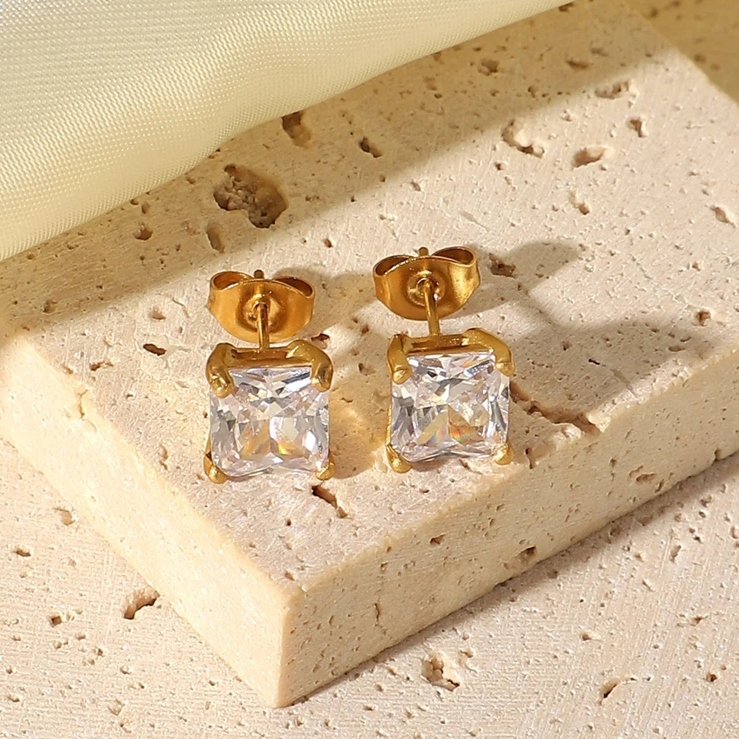 [Royal Vicky]March Solitaire Gold Earrings