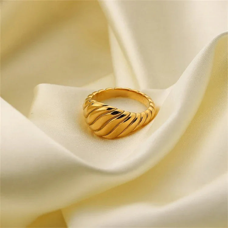 [Royal Vicky]Ylenna Gold Croissant Ring