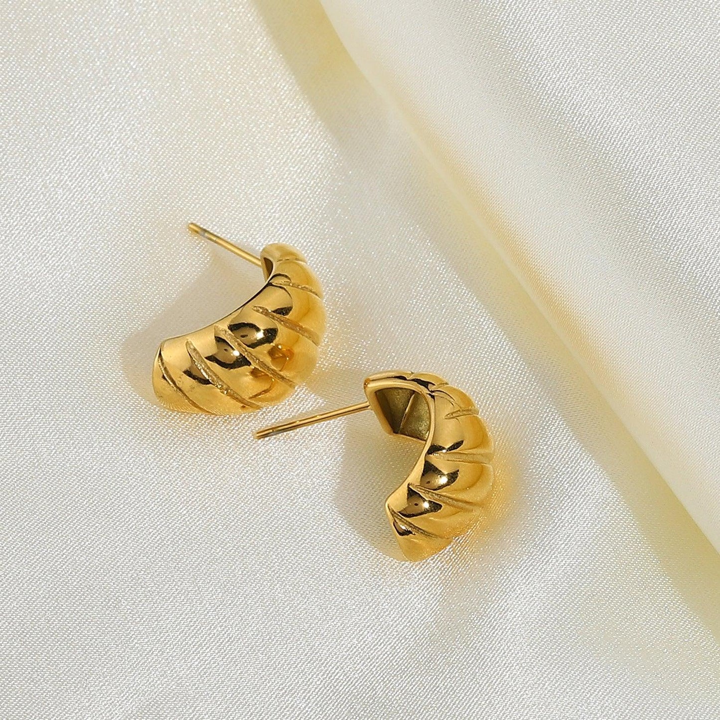 [Royal Vicky]Lucina Gold Huggie Earrings