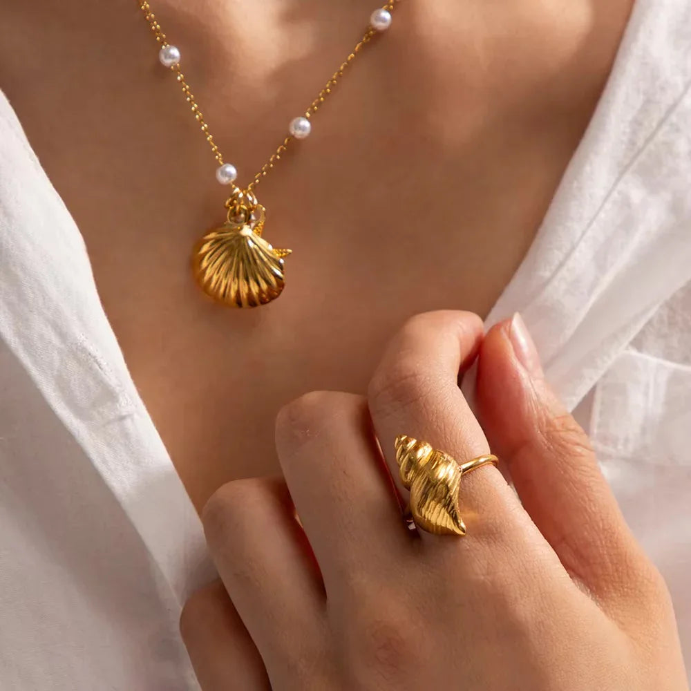 {
  "Royal&Vicky": "Royal&Vicky",
  "Ohana Sea Conch Gold Ring": "オハナ シーコンチ ゴールドリング"
}