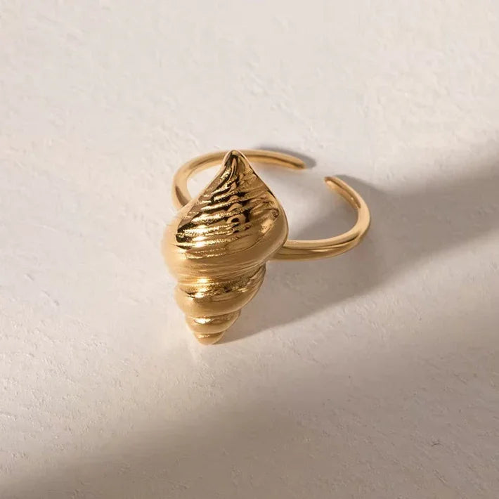 {
  "Royal&Vicky": "Royal&Vicky",
  "Ohana Sea Conch Gold Ring": "オハナ シーコンチ ゴールドリング"
}