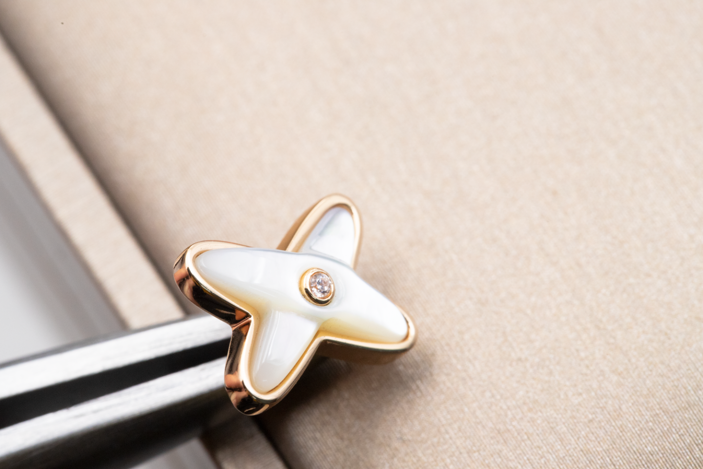 [Vicky]JEUX DE WHITE MOP PINK GOLD DIAMANT OHRRINGE