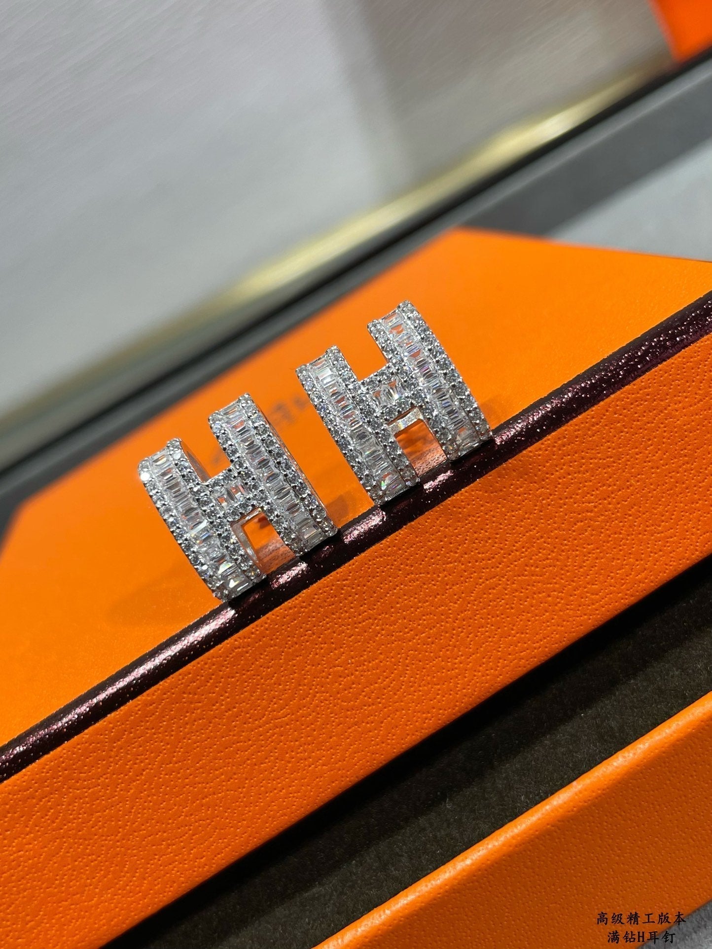 [Vicky]H STUD EARRINGS WITH SILVER DIAMONDS