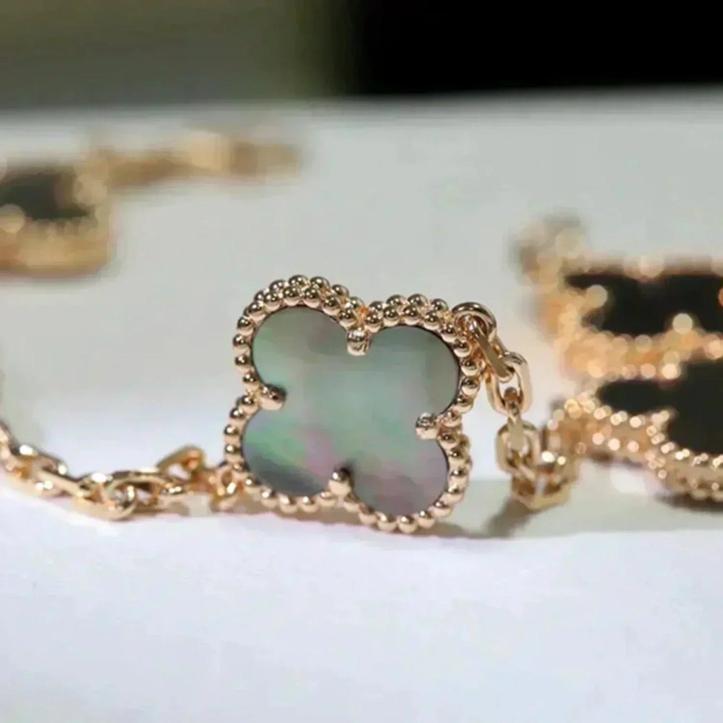 [Vicky] CLOVER 5 MOTIF GRAY MOP BRACELET COLLECTION