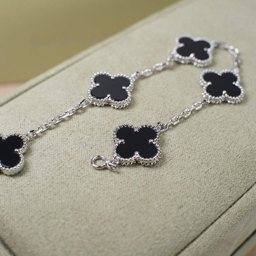 [Vicky] CLOVER 5 MOTIF ONYXS BRACELET COLLECTION