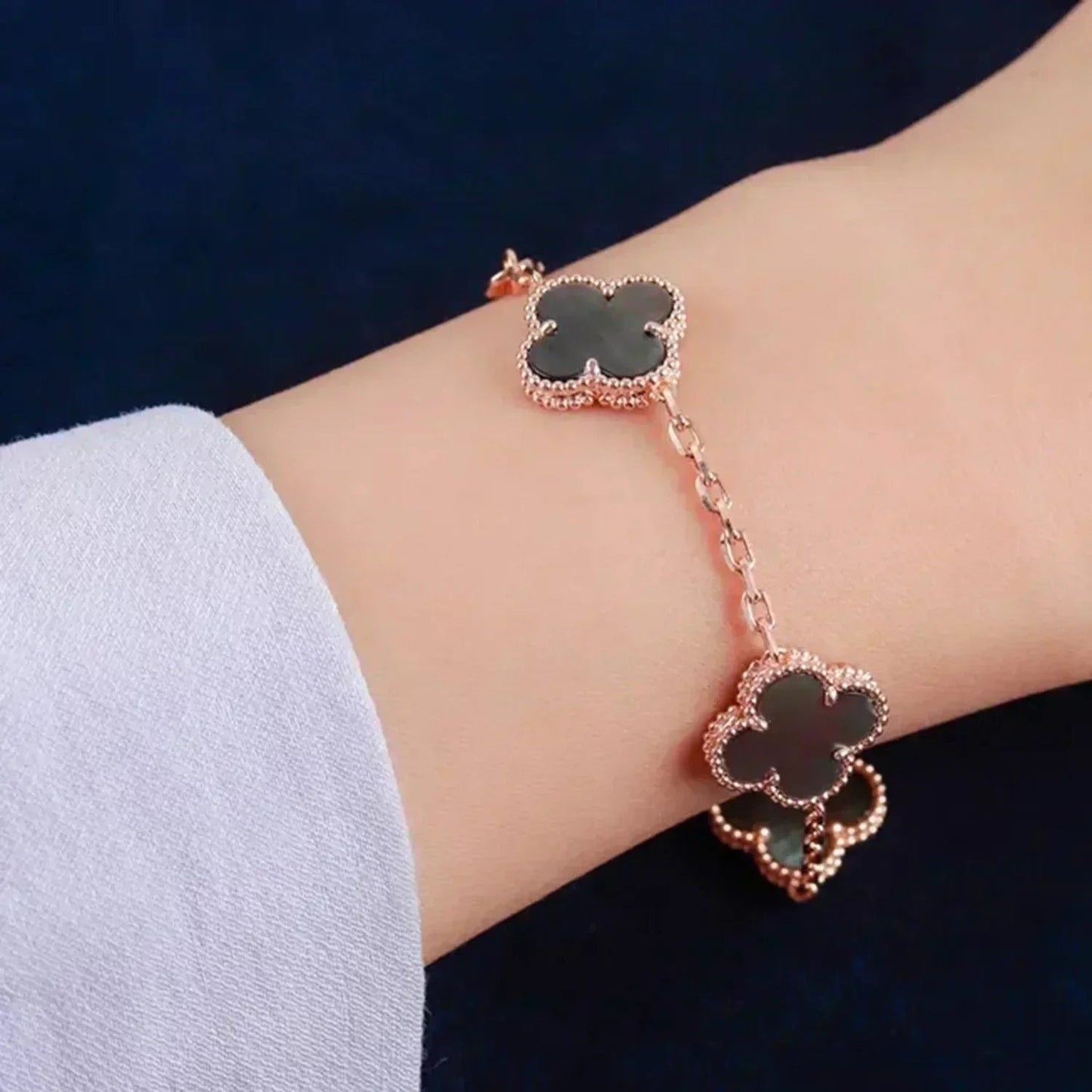 [Vicky] CLOVER 5 MOTIF GRAY MOP BRACELET COLLECTION