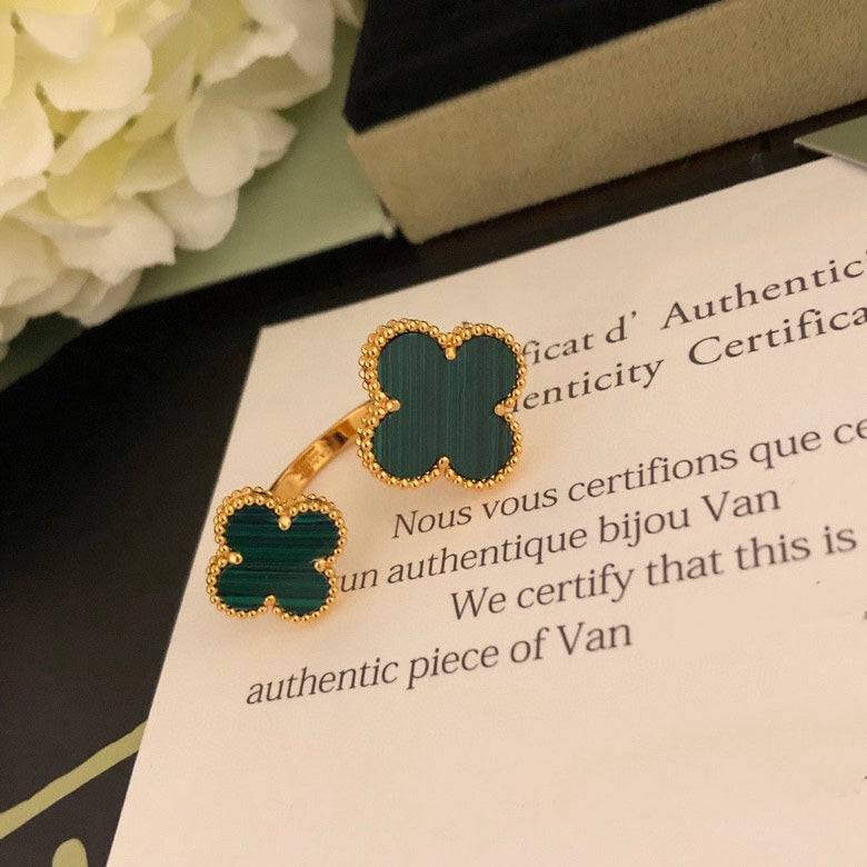 [Vicky]CLOVER BETWEEN THE FINGER RING