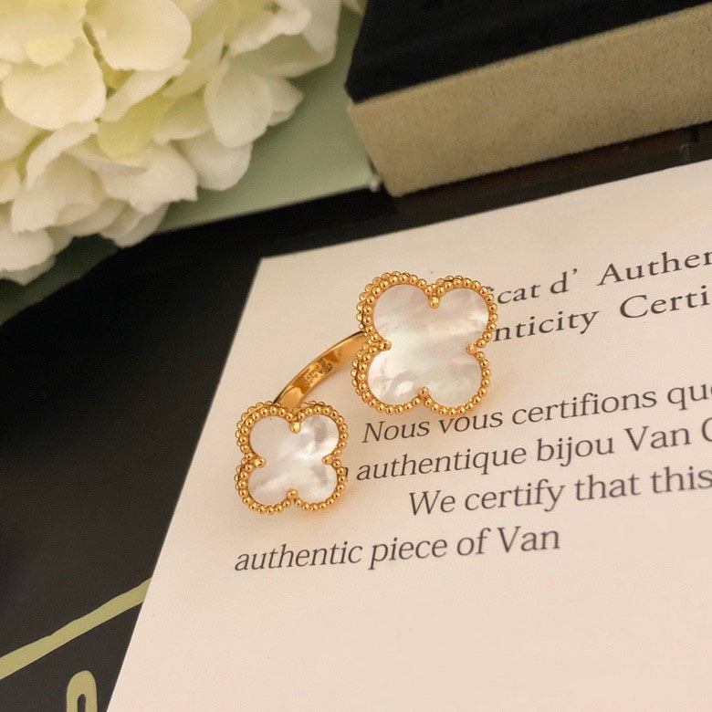 [Vicky]CLOVER BETWEEN THE FINGER RING